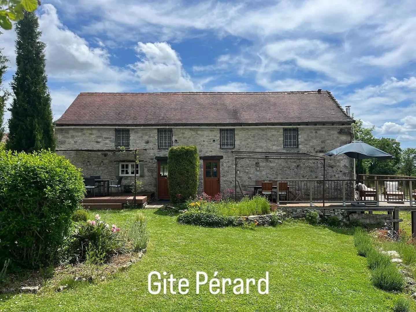 Les Gîtes Pérard Caylus Hébergement de vacances